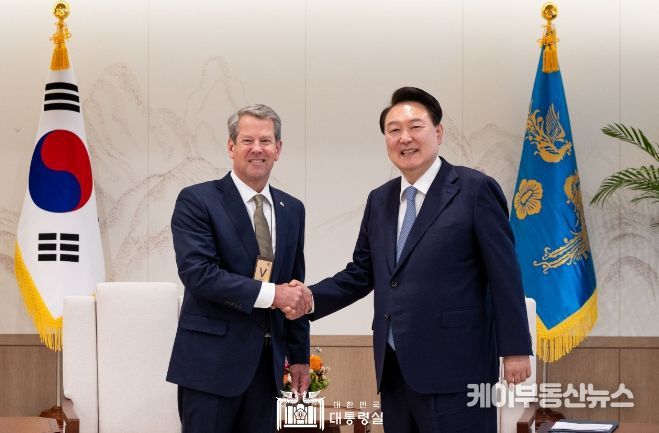 6월 18일 윤석열 대통령은 용산 대통령실에서 「브라이언 켐프(Brian Kemp)」 미국 조지아 주지사를 접견하고 한-조지아주 협력 관계와 한미동맹 발전 방향에 대해 의견을 교환했다.