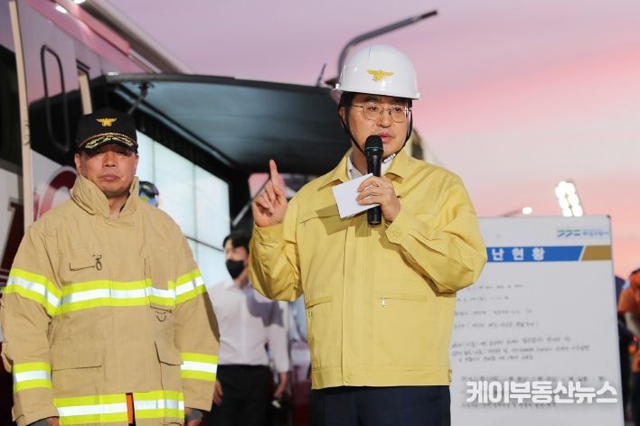 김동연 경기도지사가 24일 화성시 일차전지 제조업체 공장 화재현장에서 소방재난본부장과 함께 언론 브리핑을 하고 있다.