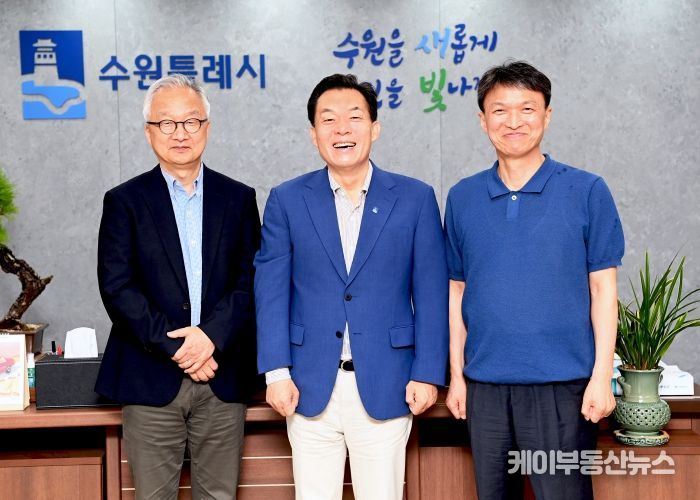 이재준 수원시장(가운데), 루크 리 하버드대 의과대학 교수(왼쪽), 조규진 성균관대 생명물리학과 교수가 간담회 후 함께하고 있다.