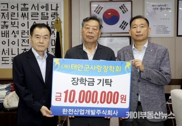 사진 왼쪽이 노충호 에너지사업본부장