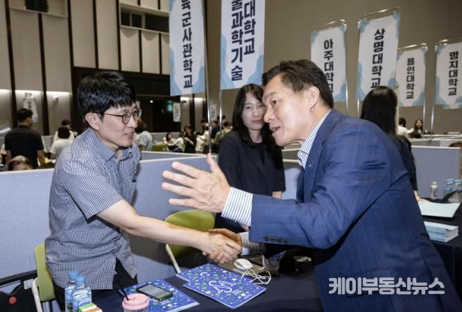 이재준 수원시장이 대학입시박람회장을 찾아 참가자들과 대화하고 있다.