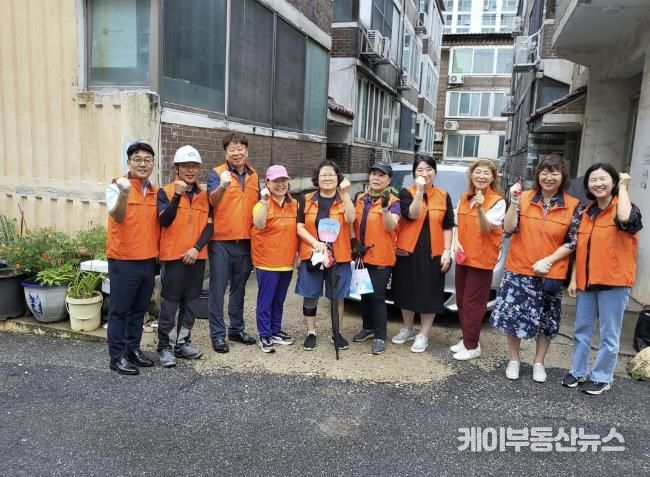 수원시 권선구 금곡동 지역사회보장협의체, 취약계층 위한 방충망 교체 지원