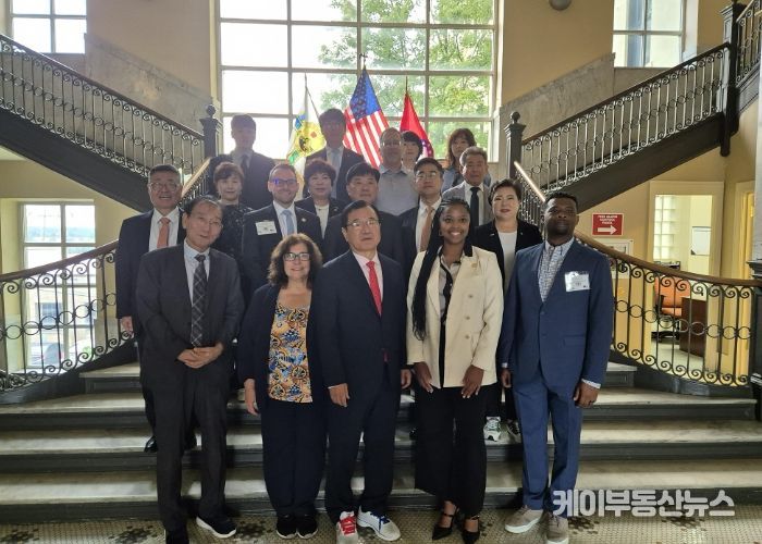 현지시간 23일 리틀락시 청사를 방문해 리틀락시 관계자들과 기념촬영을 하고 있다.