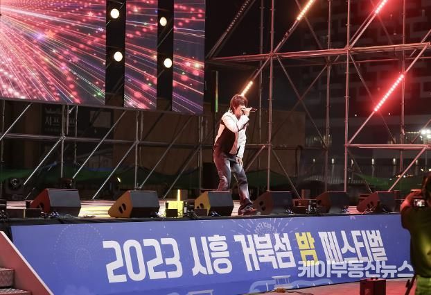 지난해 거북섬 해양축제 마지막 날 개그맨 겸 가수 다나카가 공연하고 있다.