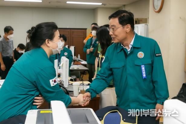 김병전 부천시의회 의장, 을지연습 전시종합상황실 격려 방문