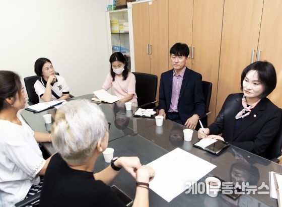 입주민들과 논의 중인 연구회