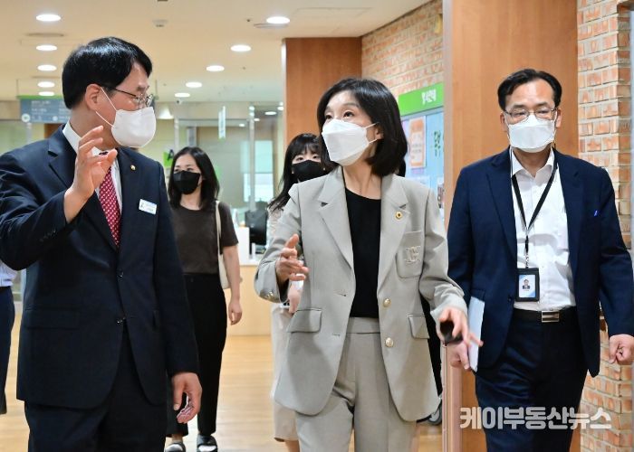 최호정 의장, 추석 앞두고 코로나19 취약한 노인요양시설 방문