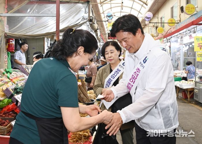 조용익 부천시장이 한가위를 앞두고 전통시장을 찾아 명절 용품을 구매하고 있다.
