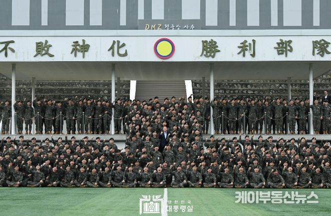 9월 17일 윤석열 대통령은 추석인 오늘 강원도 최전방 부대인 육군 제15사단을 방문해 올해 의료기관으로 새롭게 등록된 15사단 의무대대의 응급진료체계를 점검하고, 명절에도 군사대비태세 유지에 여념이 없는 군 장병들을 격려했다.