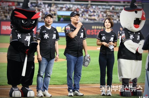 정찬해 수원화성문화제 추진위원회 공동위원장이 시구 전 인사말을 하고 있다.(사진 가운데 정찬해 공동위원장, 왼쪽 김주호 사무총장) 사진제공=KT 위즈