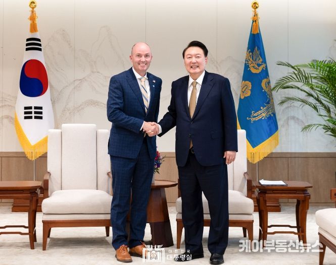 9월 27일 윤석열 대통령은 「스펜서 콕스(Spencer Cox)」 미국 유타 주지사를 접견하고, 한-유타주 간 협력 확대 방안과 한미동맹 발전 방향에 대해 의견을 교환했다.