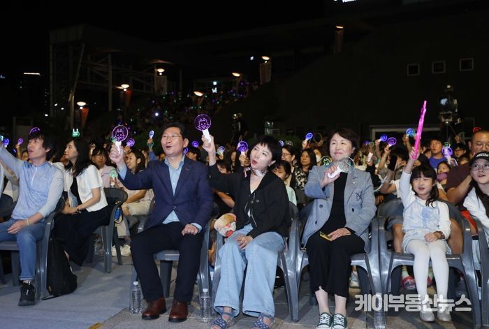 이상일 용인특례시장이 27일 저녁 용인아르피아 광장에서 열린 ‘가을밤 콘서트’ 참석해 시민들과 공연을 관람하고 있다