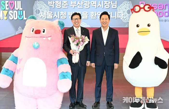 오세훈 서울 시장이 30일 오후 「부산시장 초청 특별강연」을 위해 서울시청을 방문한 박형준 부산시장과 서울시청사 로비에서 서울상징 '해치', 부산상징 '부기'와 함께 기념사진을 찍고 있다.