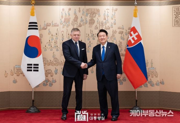 9월 30일 윤석열 대통령은 한국을 공식 방문 중인 「로베르트 피초(Robert Fico)」 슬로바키아 총리와 정상회담을 갖고, 양국 간 협력 증진 방안과 지역 및 국제 정세에 대해 폭넓은 의견을 교환했다.