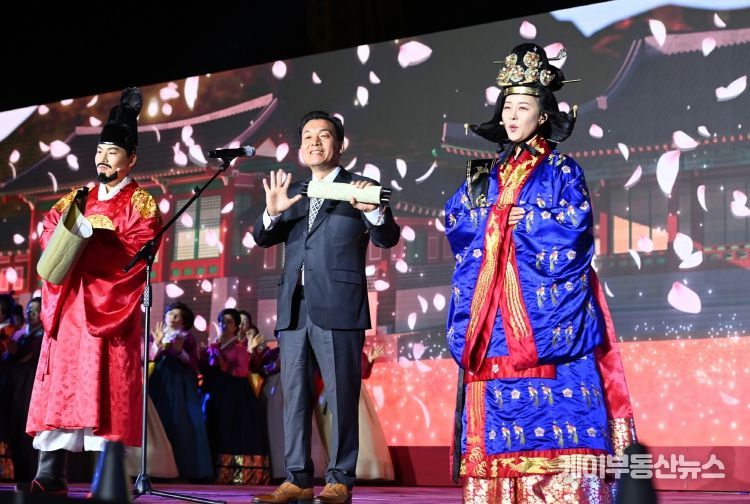 지난해 제60회 수원화성문화제 주제공연에서 이재준 수원시장이 무대에 올라 인사말을 하고 있다.