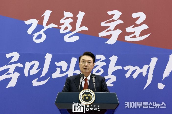 10월 1일 윤석열 대통령 부부는 건국 제76주년 국군의 날 경축연에 참석했다.