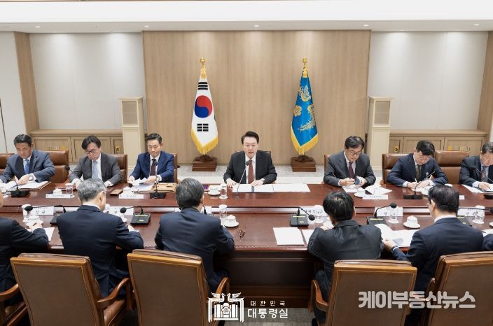 10월 2일 윤석열 대통령은 용산 대통령실에서 「중동 사태에 따른 긴급 경제·안보 회의」를 주재했다.