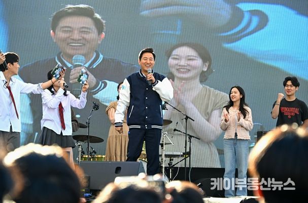 2일(수) 숭실대학교 70주년 대동제를 찾은 오세훈 서울시장이 가요제가 열리고 있는 축제 무대에 올라 학생들에게 인사를 건네고 있다.