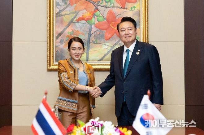 10월 10일 아세안 관련 정상회의 참석을 위해 라오스 비엔티안을 방문 중인 윤석열 대통령은 「패통탄 친나왓(Paetongtarn Shinawatra)」 태국 신임 총리와 첫 정상회담을 가졌다.