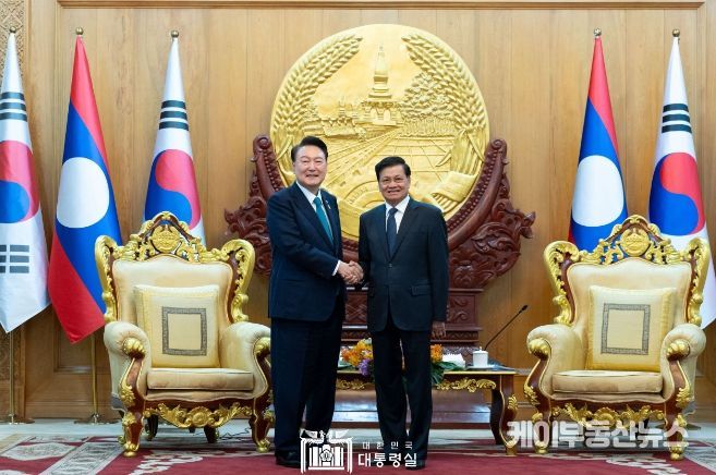 10월 10일 아세안 관련 정상회의 참석을 위해 라오스 비엔티안을 방문 중인 윤석열 대통령은 「통룬 시술릿 (Thongloun Sisoulith)」 라오스 국가주석과 첫 정상회담(소인수 회담)을 가졌다.