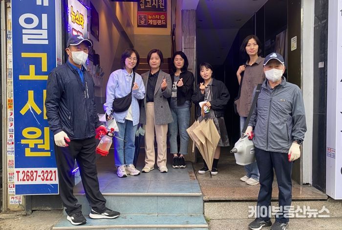 광명시 광명종합사회복지관은 지난 18일 광명4동 지역사회보장협의체와 함께 온(ON)동네 복지관 사업의 일환으로 관내 고시원 방역을 추진한다.