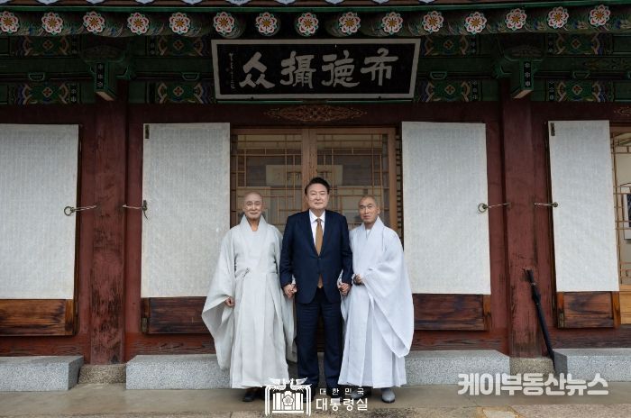 10월 22일 윤석열 대통령은 부산 금정구에 위치한 범어사를 방문했다.