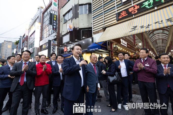 10월 22일 윤석열 대통령은 부산역 인근 전통시장인 초량시장을 방문해 시장을 찾은 시민과 상인들을 응원하고 격려했다.