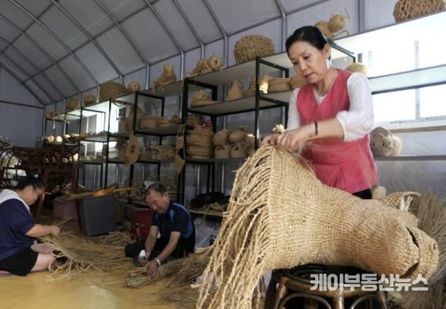짚풀공예 장인 김이랑씨 작업모습