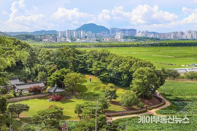 강희맹 선생이 전당홍을 심었다고 알려지는 관곡지 전경. 옆쪽으로 연꽃테마공원이 펼쳐진다