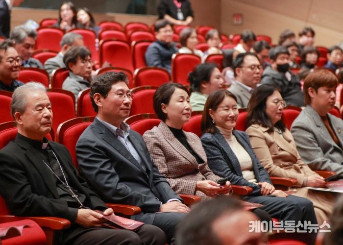 이상일 용인특례시장은 14일 저녁 처인구 김량장동 용인문예회관 처인홀에서 김대건 신부 시성 40주년을 기념해 상연한 창작 뮤지컬 ‘김대건’을 관람했다.