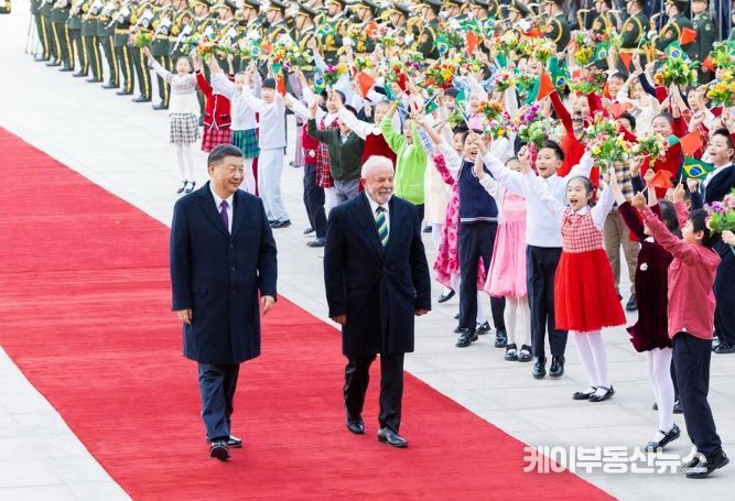 지난해 4월 14일 시진핑 중국 국가주석이 베이징 인민대회당에서 중국을 국빈 방문한 루이스 이나시우 룰라 다 시우바 브라질 대통령과 회담을 진행했다. 회담 전 시 주석은 인민대회당 동문 밖 광장에서 룰라 대통령을 위해 환영식을 거행했다. (사진/신화통신)
