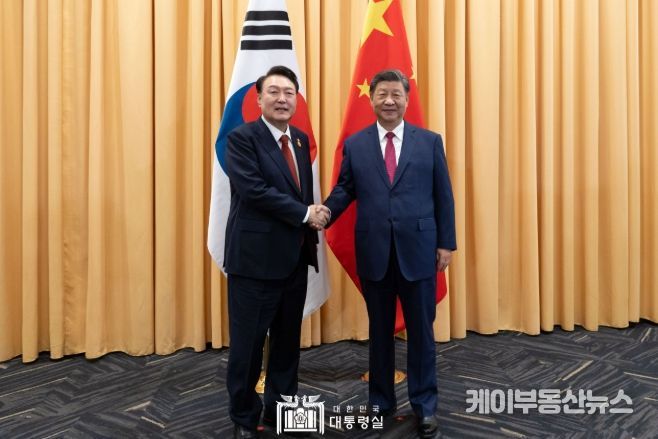 11월 15일 윤석열 대통령은 시진핑 중국 국가주석과 한-중국 정상회담을 가졌다.