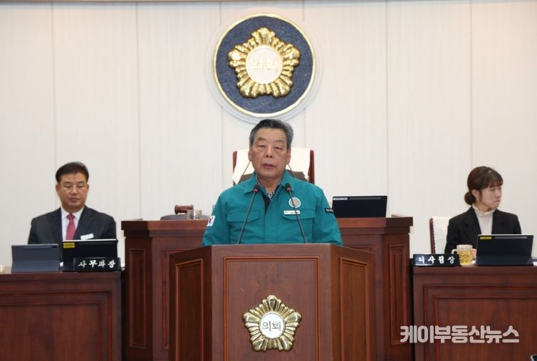 25일 태안군의회 본회의장에서 열린 ‘제308회 태안군의회 제2차 정례회’에서 시정연설 중인 가세로 태안군수
