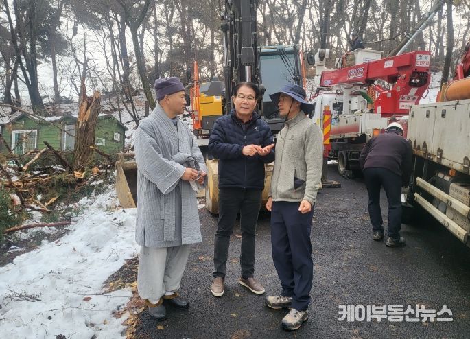 유영두 경기도의회 문화체육관광위원회 부위원장(사진 가운데), 남한산성 폭설 피해 현장 긴급 점검