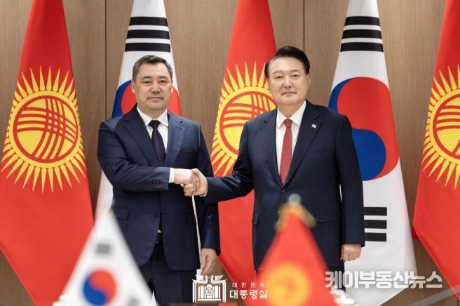 12월 3일 윤석열 대통령은 한국을 공식 방문 중인 「사디르 자파로프(Sadyr Zhaparov)」 키르기즈공화국 대통령과 정상회담을 갖고, 양국 간 협력 증진 방안과 러북 군사협력을 비롯한 지역 및 국제 정세에 대해 폭넓은 의견을 교환했다.