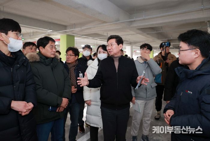 이상일 용인특례시장이 18일 경남아너스빌 디센트 건설 현장에서 누수가 지적된 지하 주차장을 둘러보고 있다