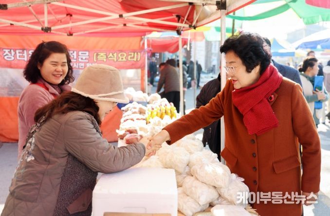 김경희 이천시장, 전통시장 방문…명절 앞두고 민생현장 살펴
