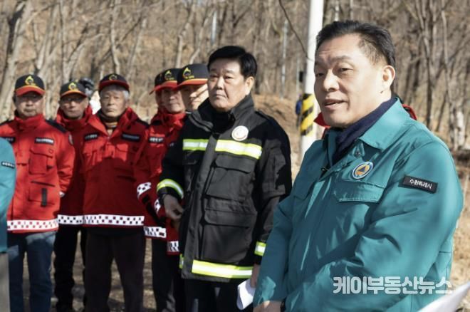 광교산을 찾은 이재준 수원시장이 산불종사원들을 격려하고 있다.