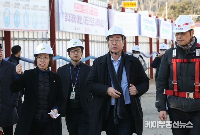 정명근 화성특례시장, 화성예술의전당 건설 현장 점검... “경기 남부권 공연 문화 랜드마크로 자리매김 할 것”
