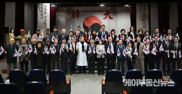 김동근 시장이 3월 1일 ‘제106주년 3‧1절 기념식’참석자들과 기념사진을 찍고 있다.