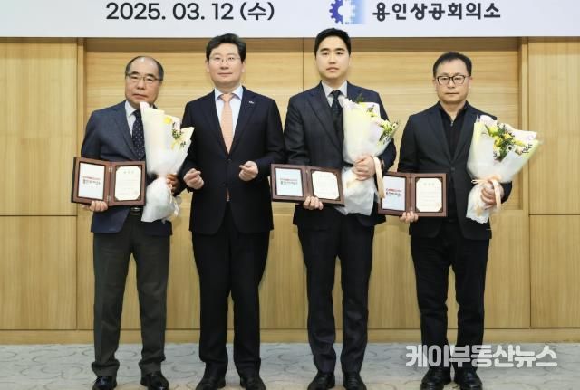 12일 용인상공회의소에서 이상일 시장(왼쪽 둘째)이 유공 표창을 받은 기업인들과 기념사진을 찍고 있다