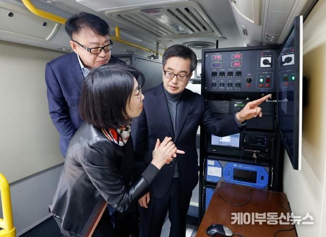 14일 오전 ㈜우양이엔지에서 김동연 경기도지사가 강신기 ㈜우양이엔지 대표 등이 참석한 가운데 미세먼지 집진기 제조기업 현장방문을 하고 있다.