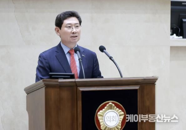 용인특례시의회에서 발언하고 있는 이상일 용인특례시장