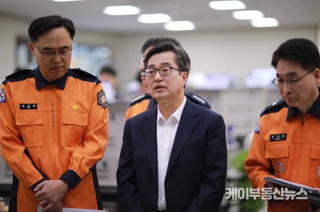 26일 오전 수원남부소방서에서 김동연 경기도지사가 산불 예방을 위한 현장 점검을 하고 있다.