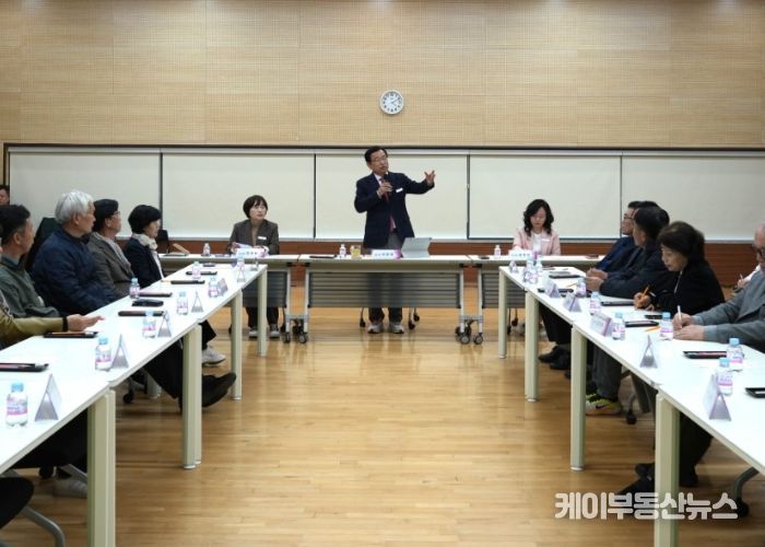이현재 하남시장이 지난 25일 미사1동 행정복지센터에서 열린 미사1,3동 대상 ‘2025년 주민과의 대화’ 결과보고회에서 인사말을 건네고 있다.