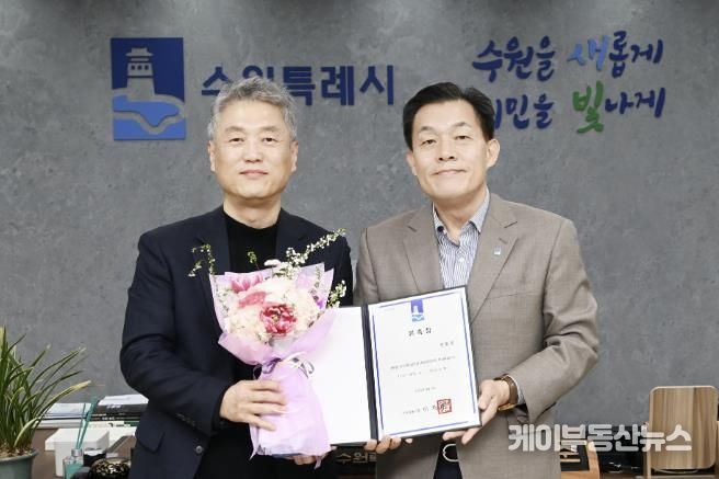 이재준 수원시장(오른쪽)이 권호성 예술감독에게 위촉장을 수여하고 있다.