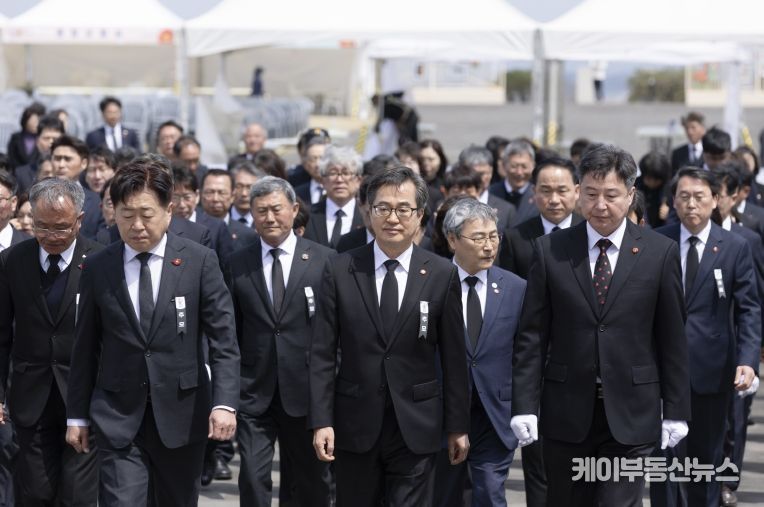 3일 오후 김동연 경기도지사가 오영훈 제주도지사를 비롯한 관계자들과 함께 제주특별자치도 제주시 4․3 평화공원 내 위령제단으로 들어서고 있다.