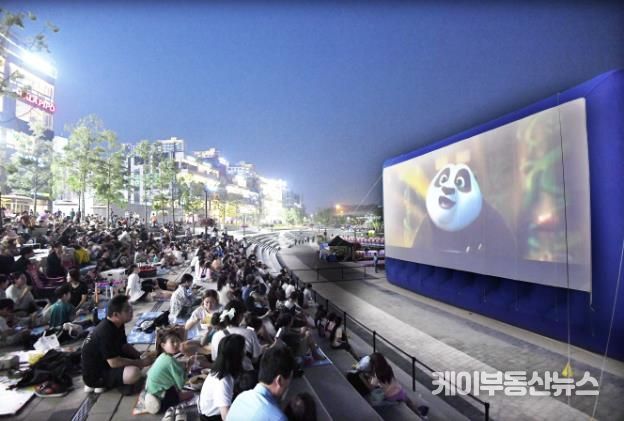 지난해 은계호수공원 물수제비 영화제, 많은 시민들이 나와 영화를 관람하고 있다