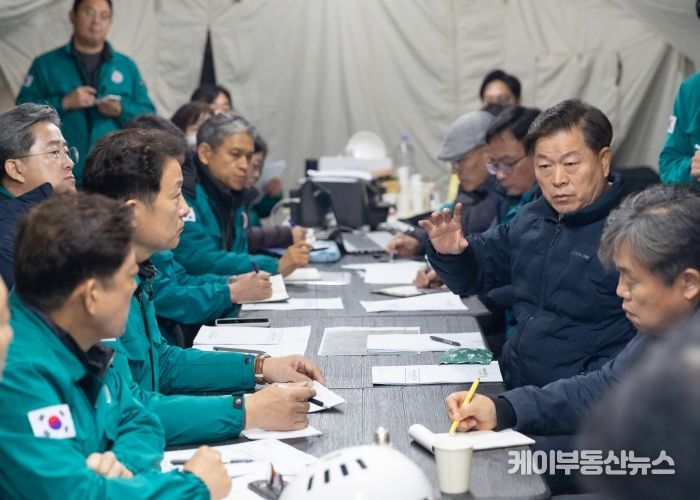 박승원 광명시장이 지난 14일 오후 재난대책회의에서 신속한 수습을 위해 각 부서장에게 최선을 다할 것을 주문하고 있다.