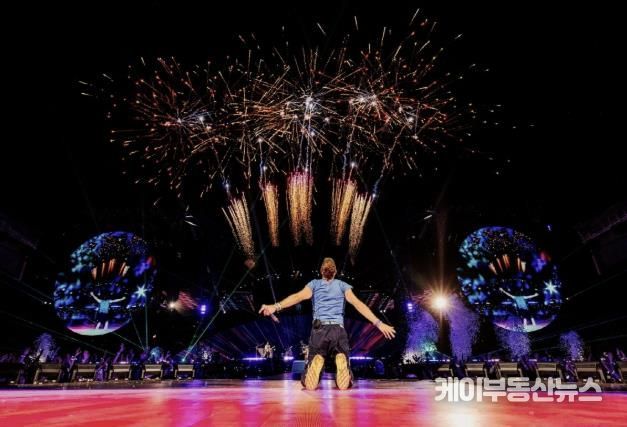 8년만에 고양에서 두번째 내한공연을 가진 콜드플레이 멤버(왼쪽부터 가이 베리맨, 윌 챔피언, 크리스 마틴, 존 버클랜드. =라이브네이션코리아 제공)
